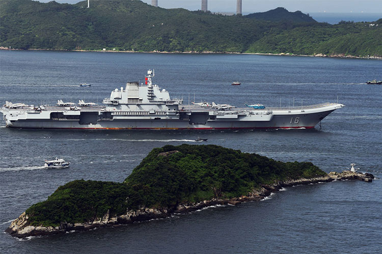 资料图：2017年6月20日，“辽宁”号航母编队驶入香港。准备参加纪念香港回归20周年的庆祝活动（新华社记者 王申 摄）。