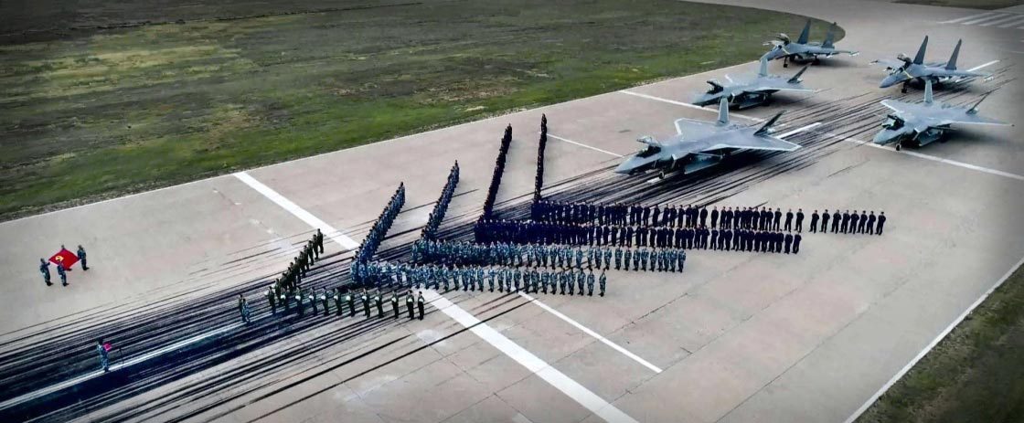 中国空军歼－20、歼－16飞行员集体宣誓（资料照片）。中国空军新闻发言人申进科9日发布消息，中国自主研制的新一代隐身战斗机歼－20，开始列装空军作战部队，向全面形成作战能力迈出重要一步。（新华网）