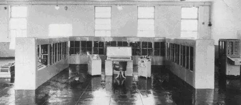 1958年5月我国开始了第一台大型通用电子计算机（104机）研制，中科院计算所、四机部、七机部和部队的科研人员与738厂密切配合，于1959年国庆节前完成了研制任务。