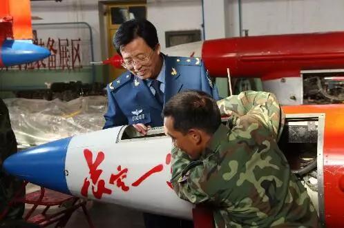 空军某试验训练基地赵煦院士带领助手检测无人靶机（2008年10月28日摄）。作为上世纪60年代的大学生，中国工程院院士赵煦扎根边陲半个世纪，从烧锅炉做起，不断学习钻研，逐渐成长为我国无人机领域的权威专家，主导研制了我国第一架无人靶机“长空”一号，被誉为中国“无人靶机之父”。新华社 发